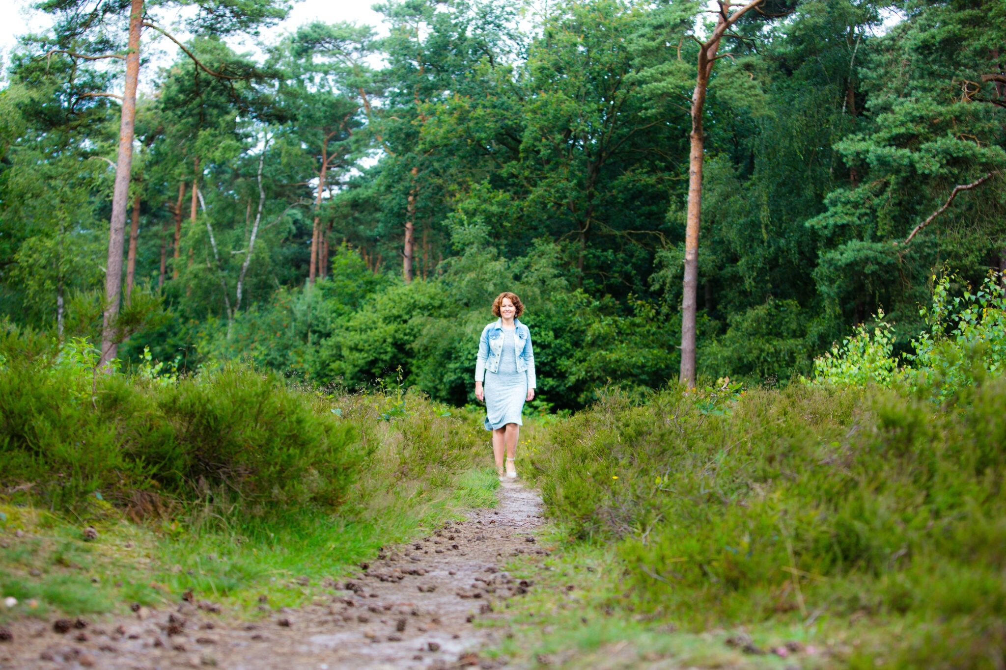 Martine wandelt door de natuur